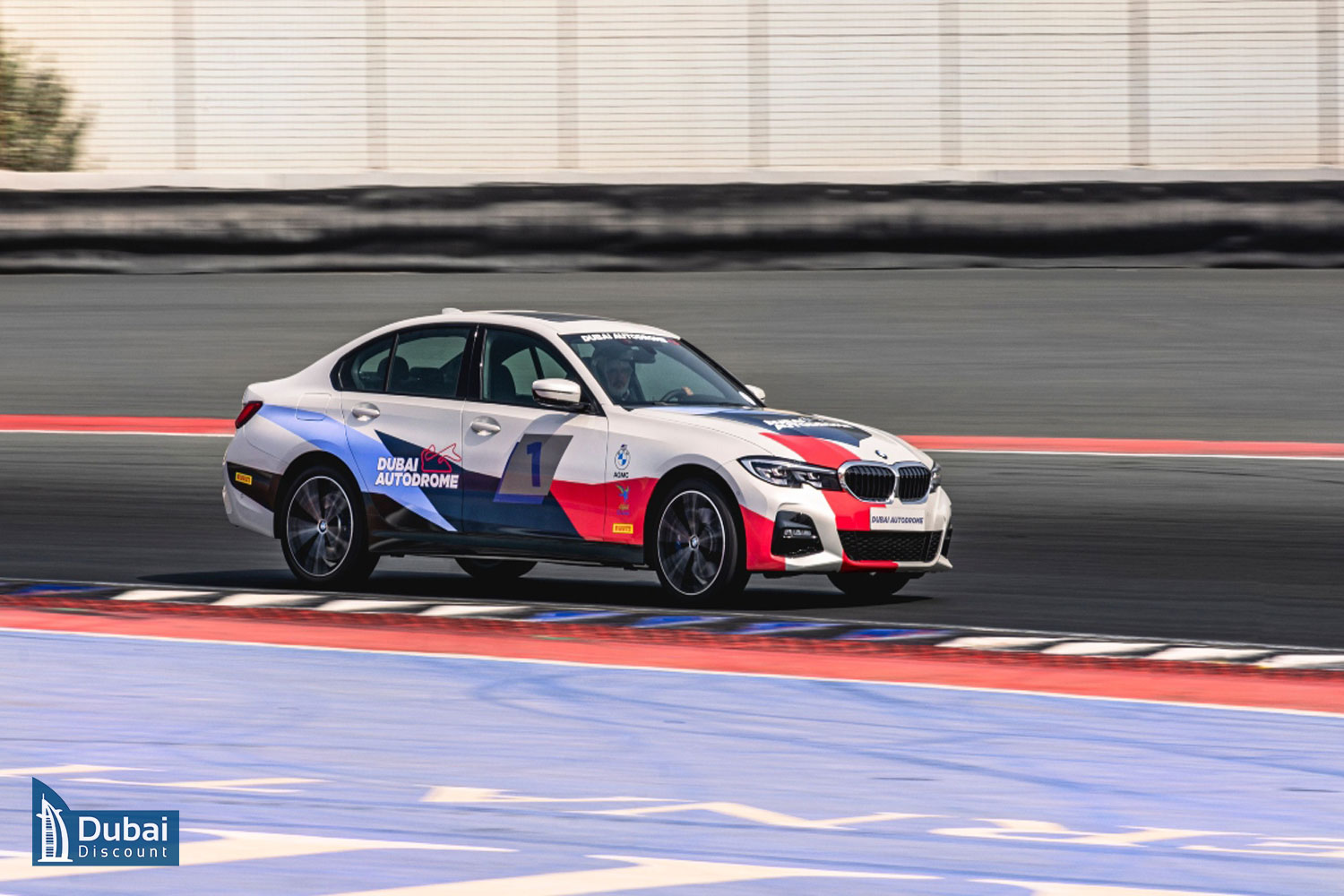 راهنمایی تخصصی در پیست اتومبیل رانی اتودروم دبی