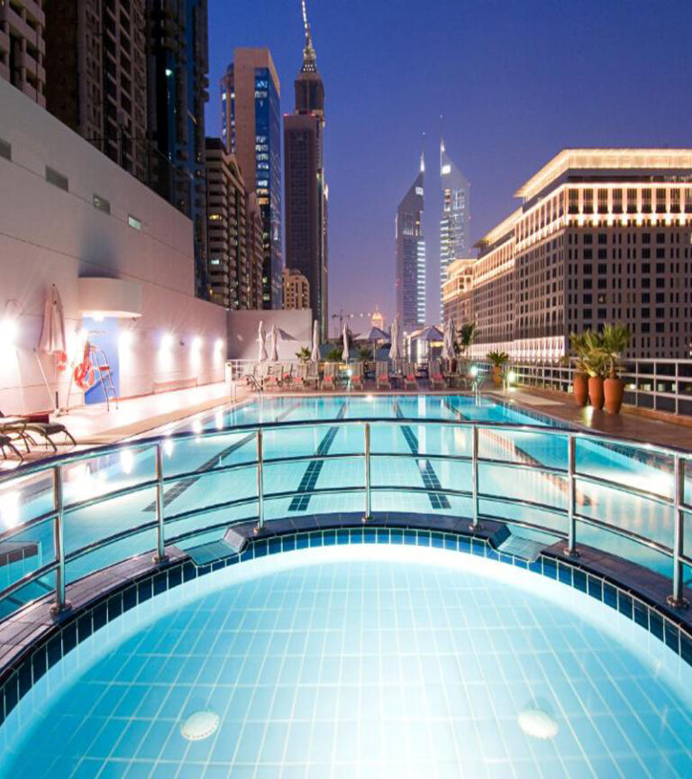 استخر هتل رز ریحان بای روتانا