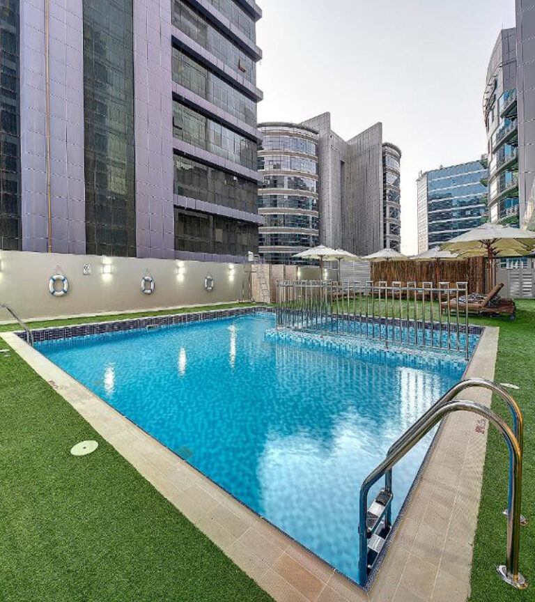 استخر هتل رویال کانتیننتال