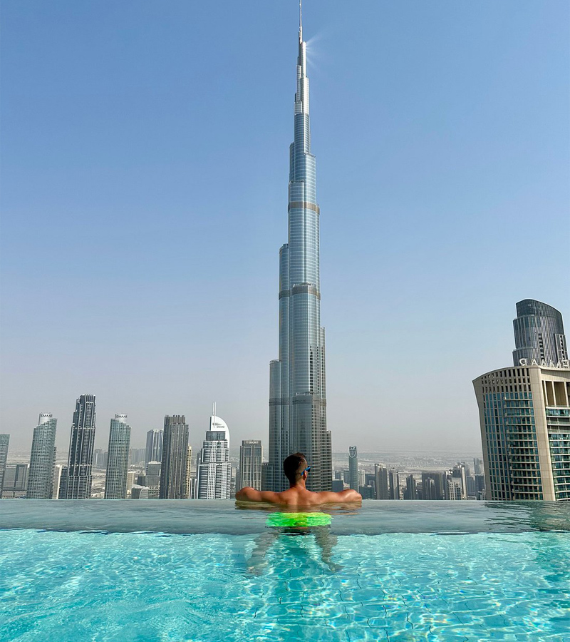 Piscine infinity avec vue directe sur Burj Khalifa