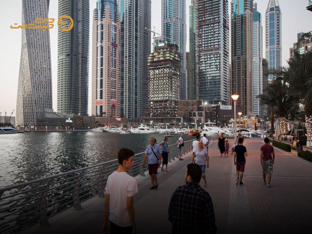 قدم زدن و دوچرخه سواری در امتداد دبی مارینا واک